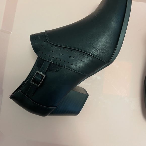 Black shoes.  Size 11.  Cloud Walkers by Avenue. - Picture 4 of 5